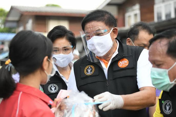 Aswin Kwanmuang participe à la distribution de vivres dans le quartier de Lat Krabang à Bangkok, le 22 mai.