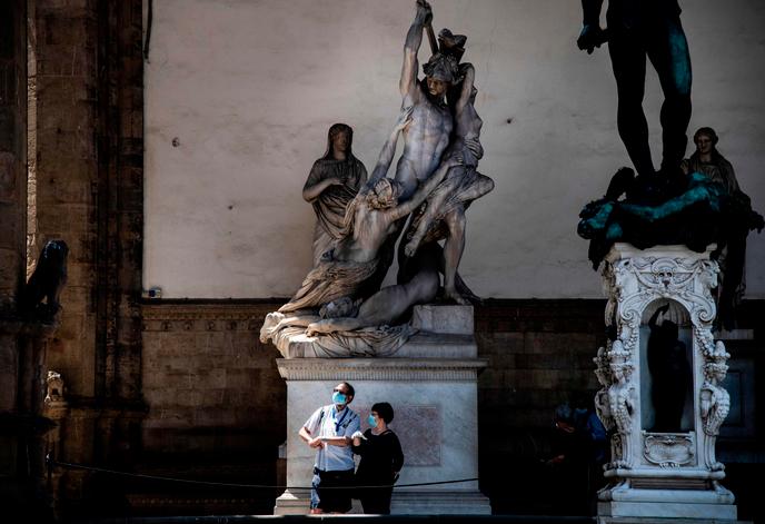 I primi visitatori della Loggia dei Lanzi in quanto la ri-apertura di monumenti al pubblico il 2 giugno a Firenze.