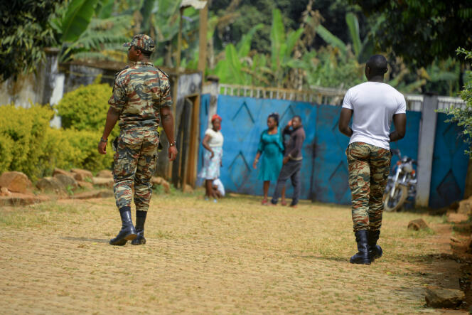 Des militaires camerounais patrouillent à Bafut, dans la région du Nord-Ouest, en novembre 2017.