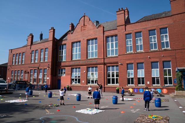 Des enfants de la Seymour Road Academy participent à un programme d’éducation dirigé par l’ancien soldat Mike Hamilton lors de l’épidémie de coronavirus à Manchester, le mercredi 20 mai 2020.