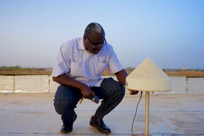 Frédéric Ouattara a installé une antenne pour récolter des données GPS sur le toit de l’université de Koudgou.