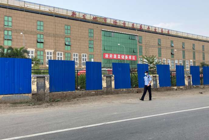 Un policier devant le marché de Xinjadi, dans le sud de Pékin. Trente-six nouveaux cas de Covid-19 ont été recensés dans la capitale chinoise, tous en lien avec ce marché, qui a, depuis, été en partie fermé.