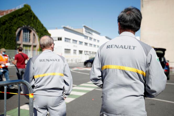 Des ouvriers de Renault manifestent contre la fermeture du site du constructeur automobile, le 29 mai à Choisy-le-Roi (Val-de-Marne).