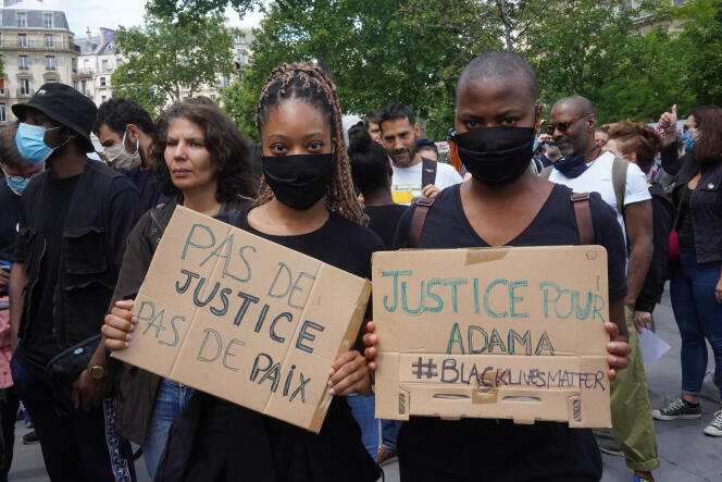 Orlane et Maureen, étudiantes de 22 ans, au rassemblement place de la République à Paris, le 13 juin.