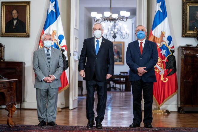 Jaime Mañalich (à droite), le président Sebastian Piñera (centre) et le nouveau ministre de la santé, Oscar Enrique Paris, le 13 juin à Santiago.