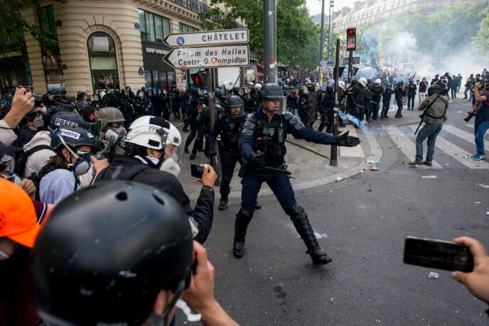 Lors d’une manifestation contre les violences policières, place de la République, à Paris, le 13 juin.