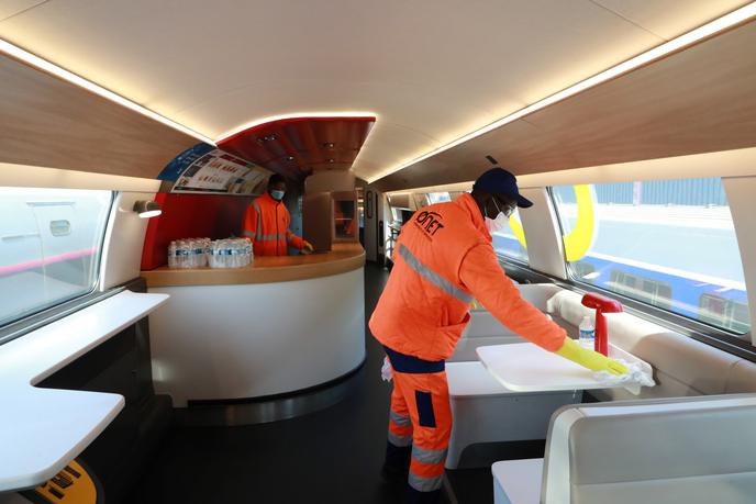 Des salariés désinfectent les voitures TGV le 14 mai à Châtillon (Hauts-de-Seine).