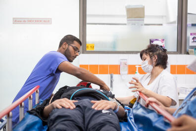 Sujeewa Ranawana, médecin urgentiste, reçoit un patient emmené par les pompiers suite à un accident de moto - Reportage sur le service des urgences du Centre Hospitalier Universitaire Paris Seine-Saint-Denis Avicenne, le 11 juin 2020, Bobigny, France