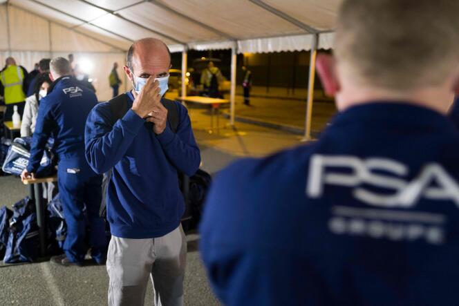 Un employé du groupe PSA, à son arrivée à l’usine de Sochaux (Doubs), le 18 mai.