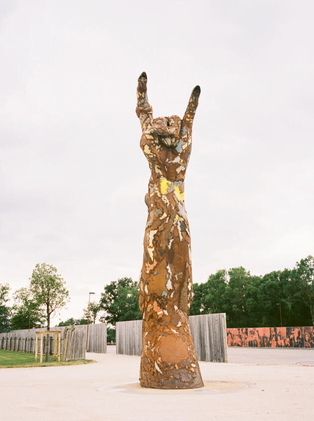 Sculpture représentant le geste dit des cornes du diable, signe de ralliement des amateurs de heavy metal.