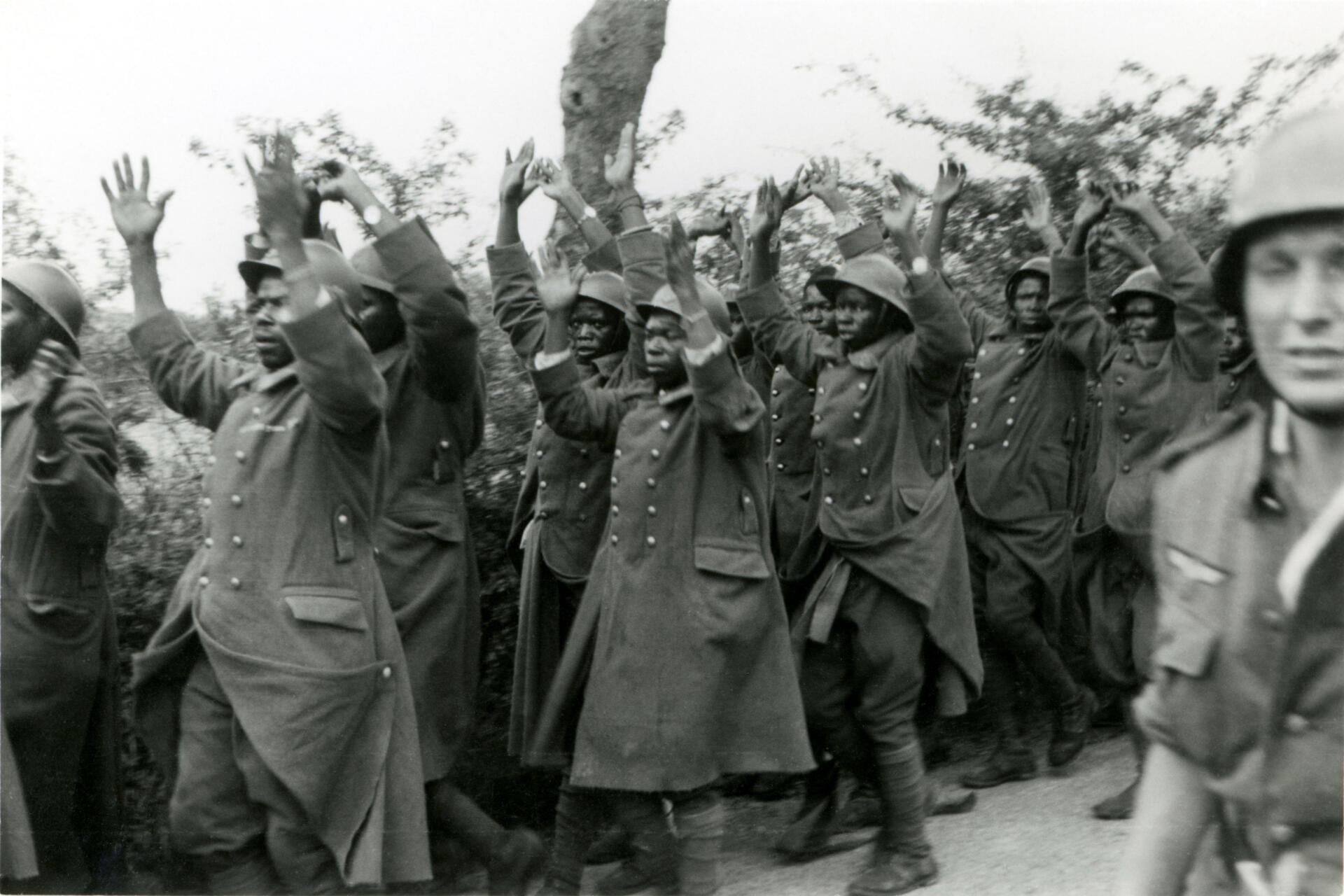 Le 20 juin 1940 dans l’après-midi, des tirailleurs faits prisonniers et désarmés sont conduits à l’écart de Chasselay (Rhône).