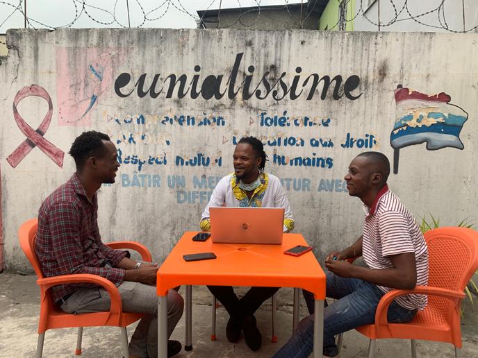 Scaly, Angelo et Joël, militants de Jeunialissime, au siège de l’association dans la commune de Bandalungwa, à Kinshasa, en mai 2020.