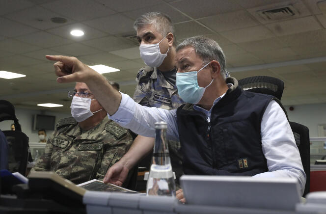 Le ministre turc de la défense Hulusi Akar (à droite), dans un centre de commandement à Ankara, lundi 15 juin (photo diffusée par le ministère turc de la défense).