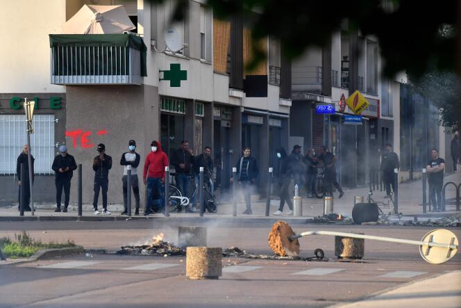 Des affrontements entre des hommes encagoulés et les forces de l’ordre ont eu lieu dans le quartier des Grésilles, à Dijon, lundi 15 juin.