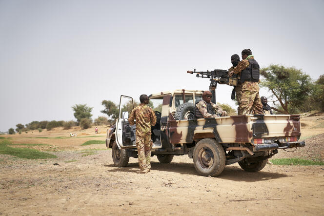 Des soldats de l’armée malienne lors d’une patrouille dans la région de Mopti, dans le centre du pays, le 28 février.