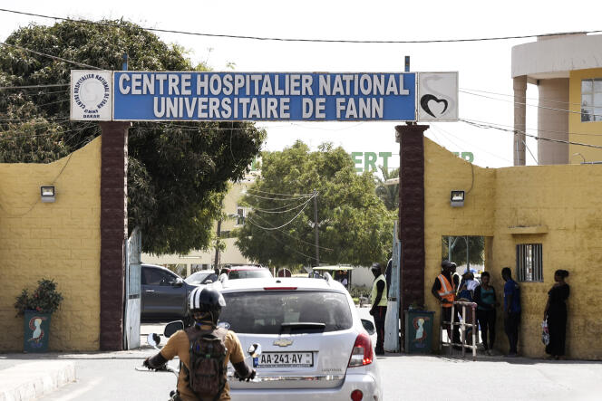 A l’entrée du centre hospitalier universitaire de Fann, à Dakar, le 2 mars 2020.