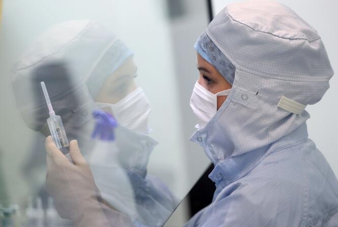 Une pharmacienne prépare une injection pour traiter un patient atteint du Covid-19, le 16 juin à Liège, en Belgique.