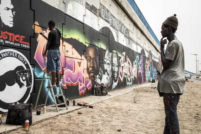 La fresque monumentale peinte par le collectif Radikal Bomb Shot (RBS), à Dakar, le 15 juin 2020.