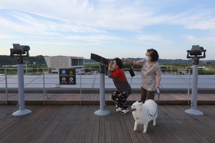 Des visiteurs regardent vers la Corée du Nord depuis le Pavillon Imjingak de Paju (Corée du Sud), près de la frontière, le 15 juin 2020.