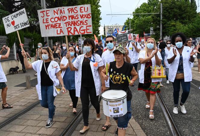 Plusieurs milliers de manifestants ont défilé à Montpellier, entre les principaux sites du CHU.