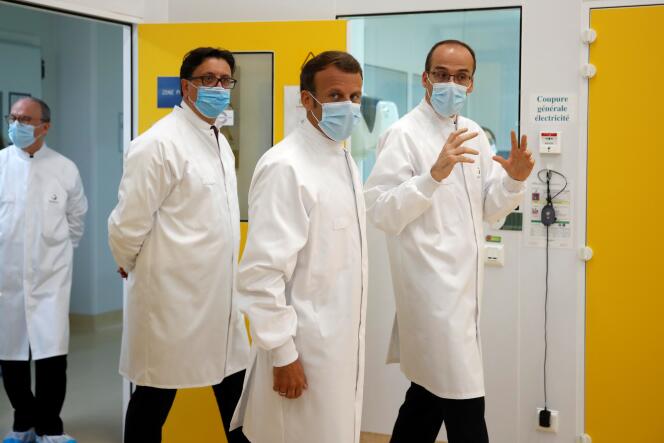 Emmanuel Macron sur le site de recherche et de production de vaccins de Sanofi, à Marcy-l’Etoile (Rhône), l’un des plus importants au monde avec ses 3 500 salariés, mardi 16 juin.