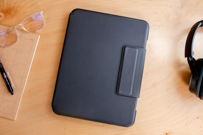 La couverture frontale protège l’écran et maintient l’Apple Pencil en place.