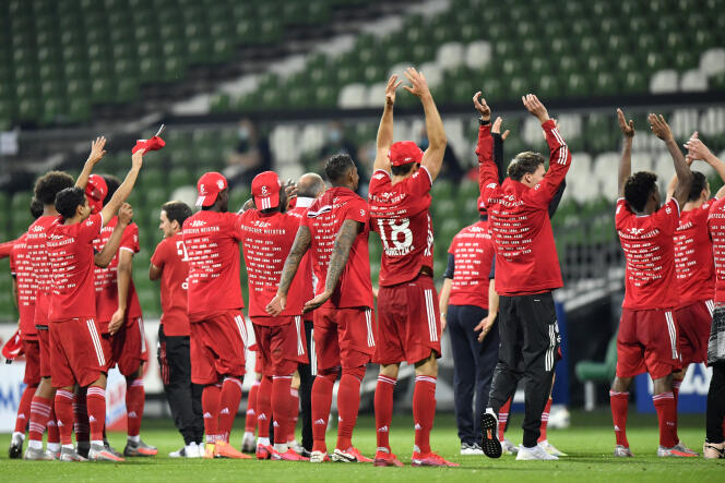 Les joueurs du Bayern Munich célèbrent leur trentième titre de champions d’Allemagne à huis clos, en raison de l’épidémie de Covid-19, mardi 16 juin à Brême.