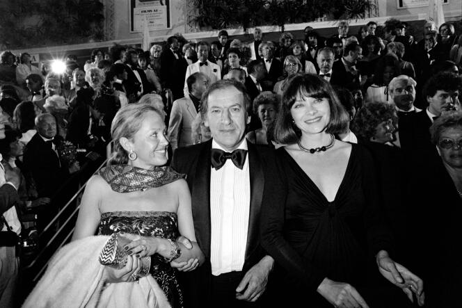 Roger Borniche au Festival de Cannes, le 20 mai 1982, entouré de sa femme (à gauche) et de l’actrice Macha Méril.