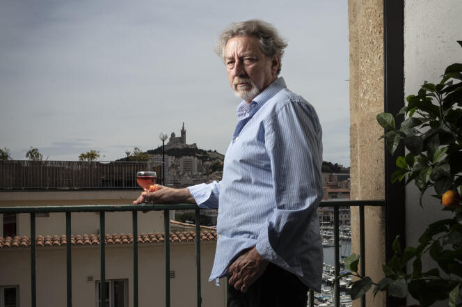 Le cinéaste Robert Guédiguian, chez lui, à Marseille, le 11 juin.