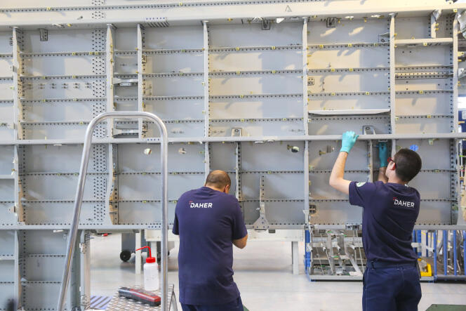 Des techniciens fabriquent des pièces destinées à l’aéronautique, à Nantes, dans l’usine Daher, un sous-traitant d’Airbus.