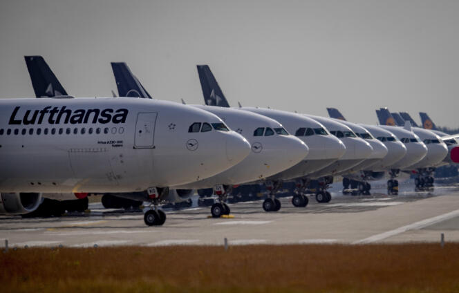 Des avions de la compagnie allemande Lufthansa, à l’aéroport de Francfort (Allemagne), le 3 juin.