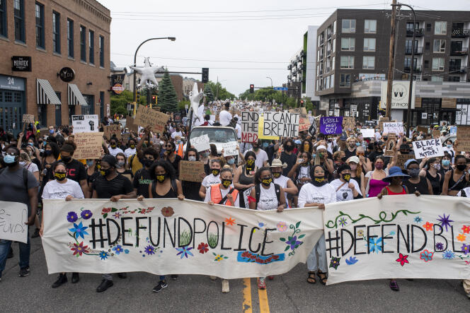Des milliers de manifestants défilent dans les rues de Minneapolis (Minnesota) pour réclamer le démantèlement de la police, le 6 juin.