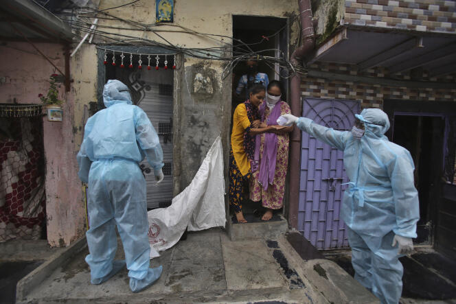 Lors d’un contrôle sanitaire, le 17 juin à Bombay (Inde).