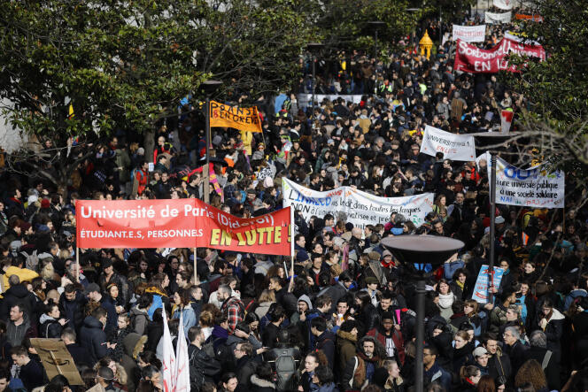 Défilé d’enseignants-chercheurs, de chercheurs et d’étudiants contre la loi de programmation pluriannuelle de la recherche, à Paris, le 5 mars.