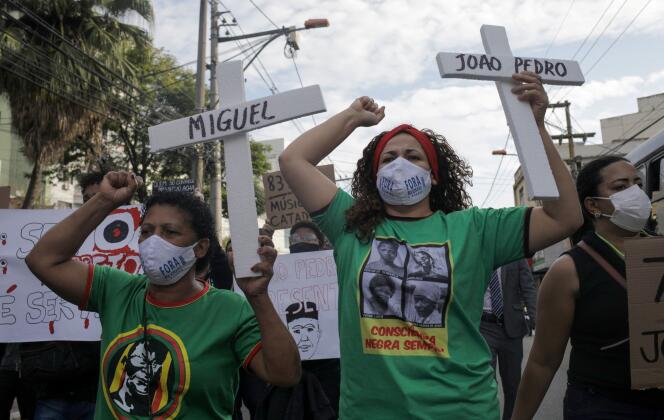 Lors d’une manifestation contre les violences policières, le 5 juin à Rio de Janeiro, sur une croix, le nom de João Pedro, 14 ans, tué par la police.