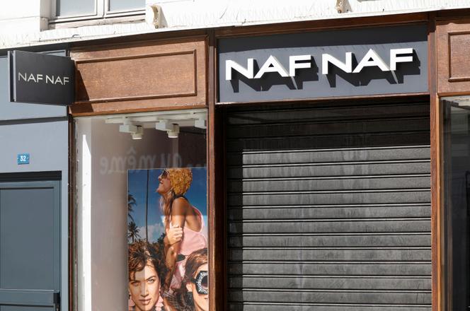 Le logo de Naf Naf sur la vitrine d’un magasin fermé à Vincennes, le 18 mai 2020.