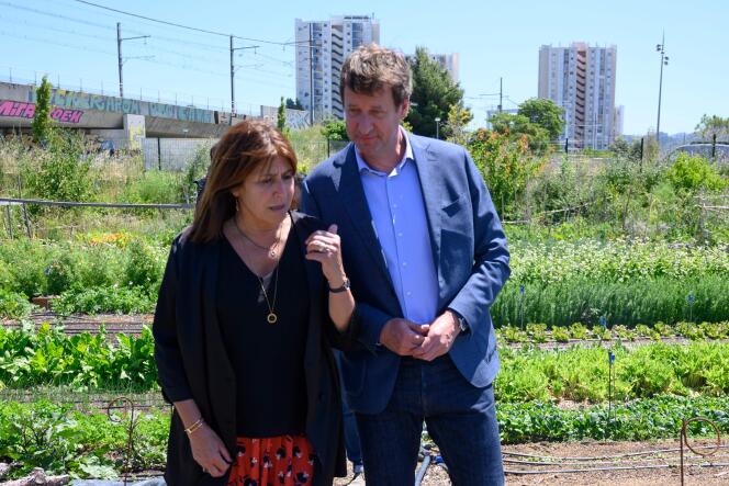 Michele Rubirola, candidate de la liste Printemps marseillais, reçoit une visite de soutien du député européen Yannick Jadot (EELV) en campagne électorale pour le deuxième tour des élections municipales, le 15 juin.