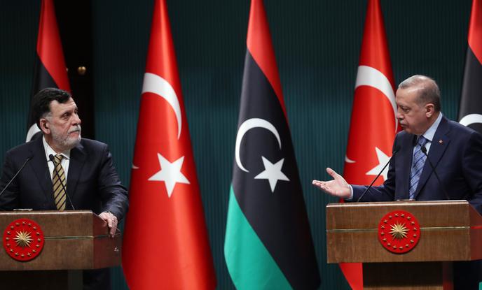 Le premier ministre libyen, Faïez Sarraj, et le président turc, Recep Tayyip Erdogan, lors de leur rencontre à Ankara, le 4 juin.