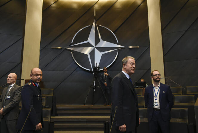 Le ministre turc de la défense, Hulusi Akar (deuxième à droite), au siège de l’OTAN, en octobre 2019 à Bruxelles.