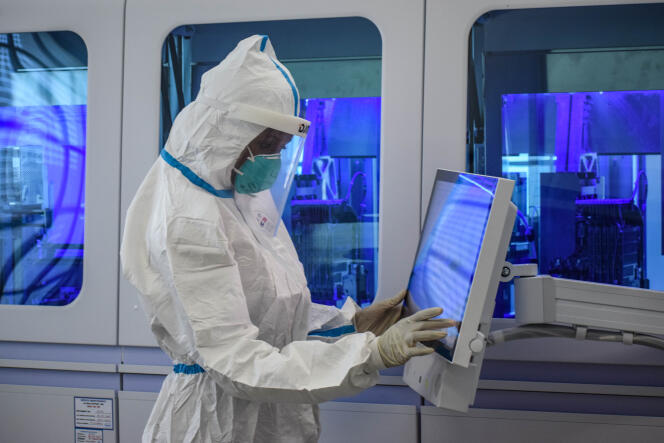 Travail de recherche sur le Covid-19 dans un laboratoire de Nairobi, au Kenya, le 14 mai 2020.