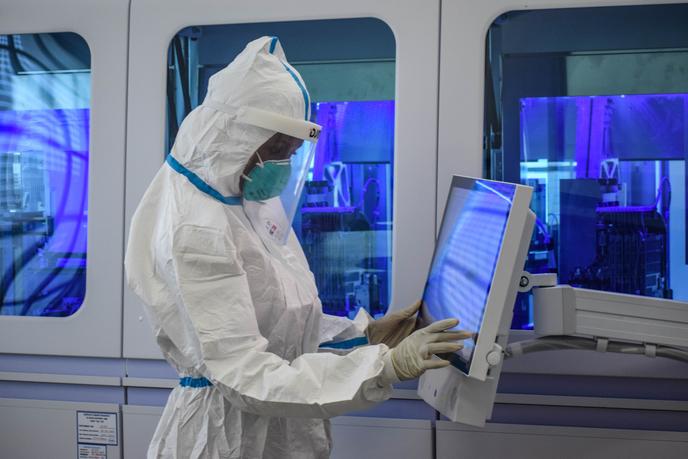 Travail de recherche sur le Covid-19 dans un laboratoire de Nairobi, au Kenya, le 14 mai 2020.