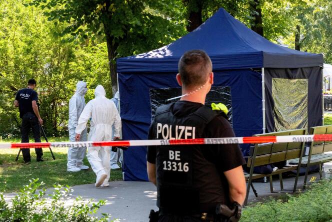 La police scientifique enquête dans la parc où a été tué le Géorgien Tornike Kavtarachvili, le 23 août 2019 à Berlin.