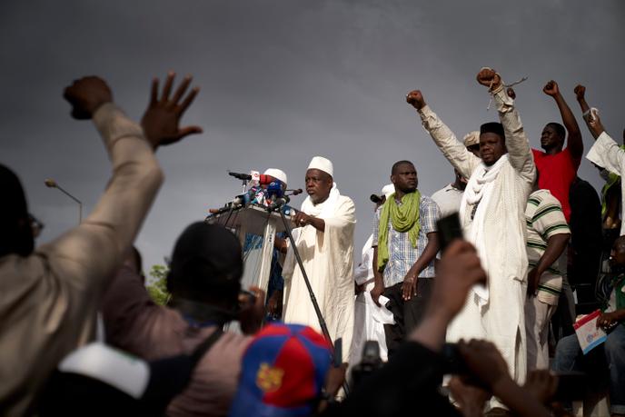 L’imam Mahmoud Dicko (au centre) lors de la grande manifestation du 5 juin 2020, à Bamako.