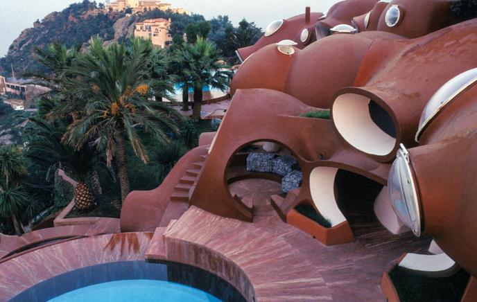 Le Palais Bulles, à Théoule-sur-Mer, forme une grappe de sphères suspendues entre Estérel et Méditerranée sur plus de 2 000 mètres carrés.