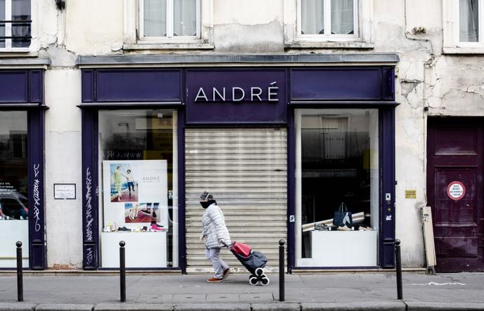 Une boutique André fermée, le 2 avril, en plein confinement imposé pour lutter contre la propagation du Covid-19, à Paris.