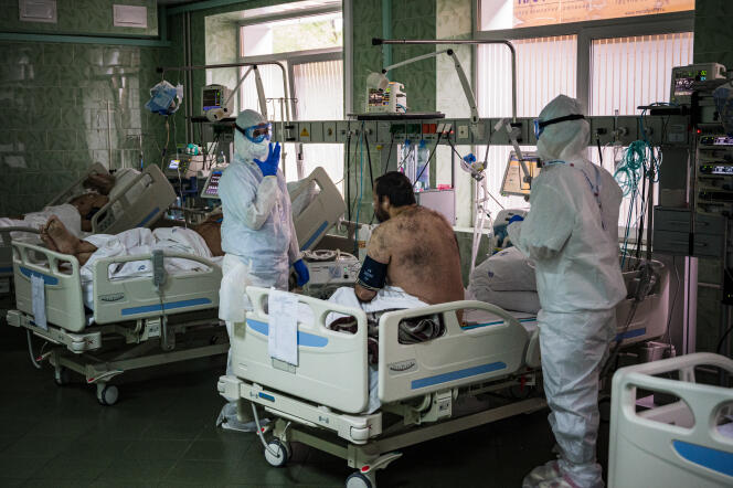 Dans un hôpital de Moscou, des soignants s’occupent de malades contaminés par le Covid-19, le 17 mai.