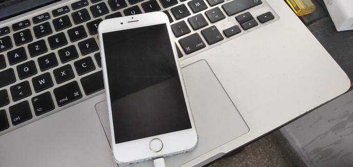 Le téléphone d’Omar Radi qui a été infecté par un logiciel espion.