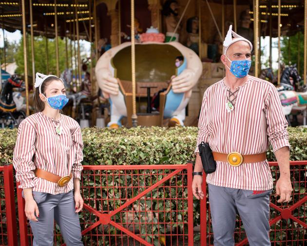 Des employés du Parc Astérix portent des masques de protection le 15 juin, jour de réouverture des lieux après le confinement.