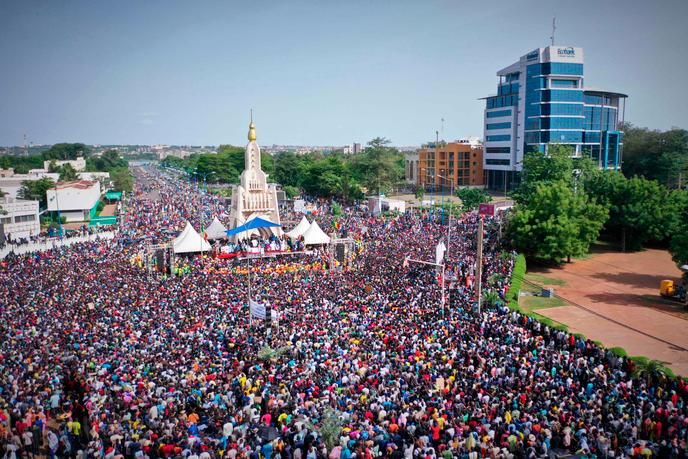 Des manifestants rassemblés autour du rond-point de l’indépendance à Bamako, vendredi 19 juin, réclament le départ du président.