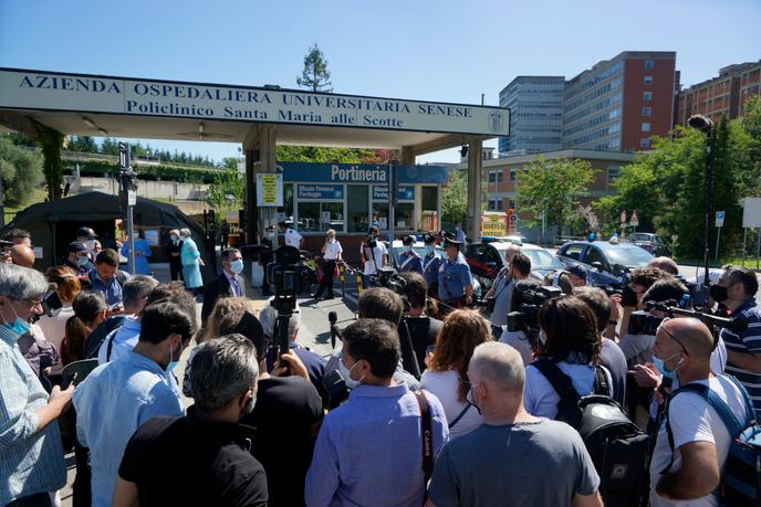 I giornalisti sono in attesa di un bollettino medico sullo stato di Alex Zanardi, di fronte all'ospedale Santa Maria alle Scotte, Siena, 20 giugno.